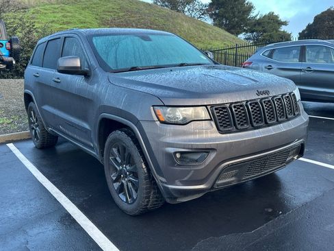 Used 2018 Jeep Grand Cherokee Altitude image 2