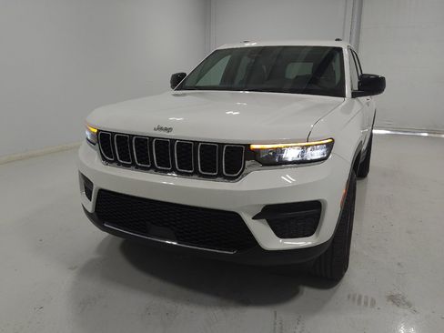 Used 2023 Jeep Grand Cherokee Laredo w/ Luxury Tech Group I AWD/4WD image 15
