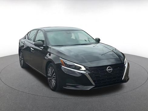 Used 2025 Nissan Altima 2.5 SV FWD image 3