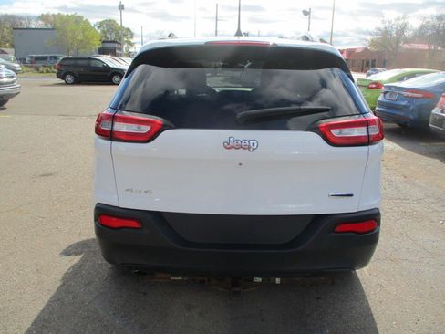 Used 2016 Jeep Cherokee Latitude w/ Cold Weather Group AWD/4WD image 5