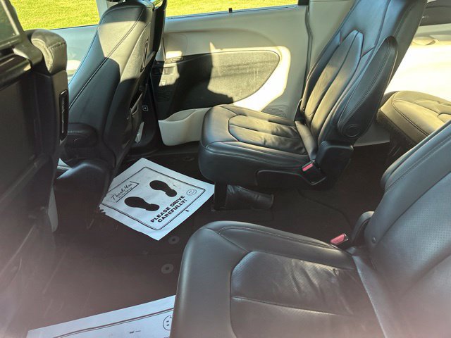 Used 2017 Chrysler Pacifica Touring-L Plus FWD image 12