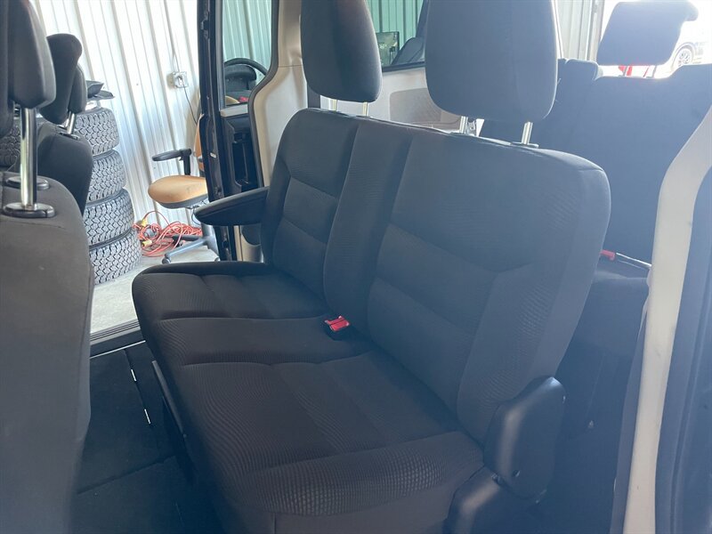 Used 2020 Dodge Grand Caravan SE w/ SE Plus Group FWD image 14