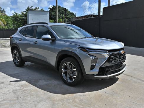 Used 2026 Chevrolet Trax LT FWD image 1