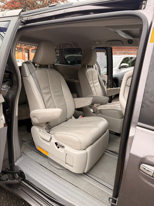 Used 2013 Toyota Sienna XLE w/ Premium Pkg AWD/4WD image 10