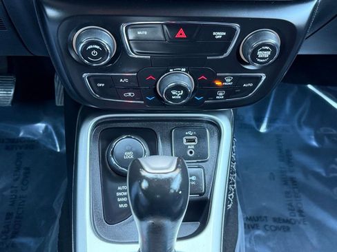 Used 2019 Jeep Compass Latitude image 35