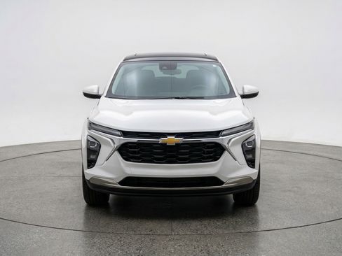 Used 2025 Chevrolet Trax LT FWD image 2