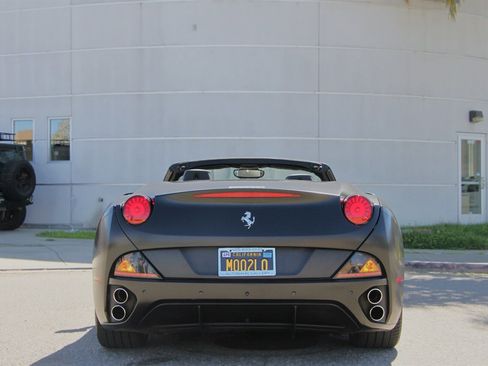 Used 2014 Ferrari California image 17