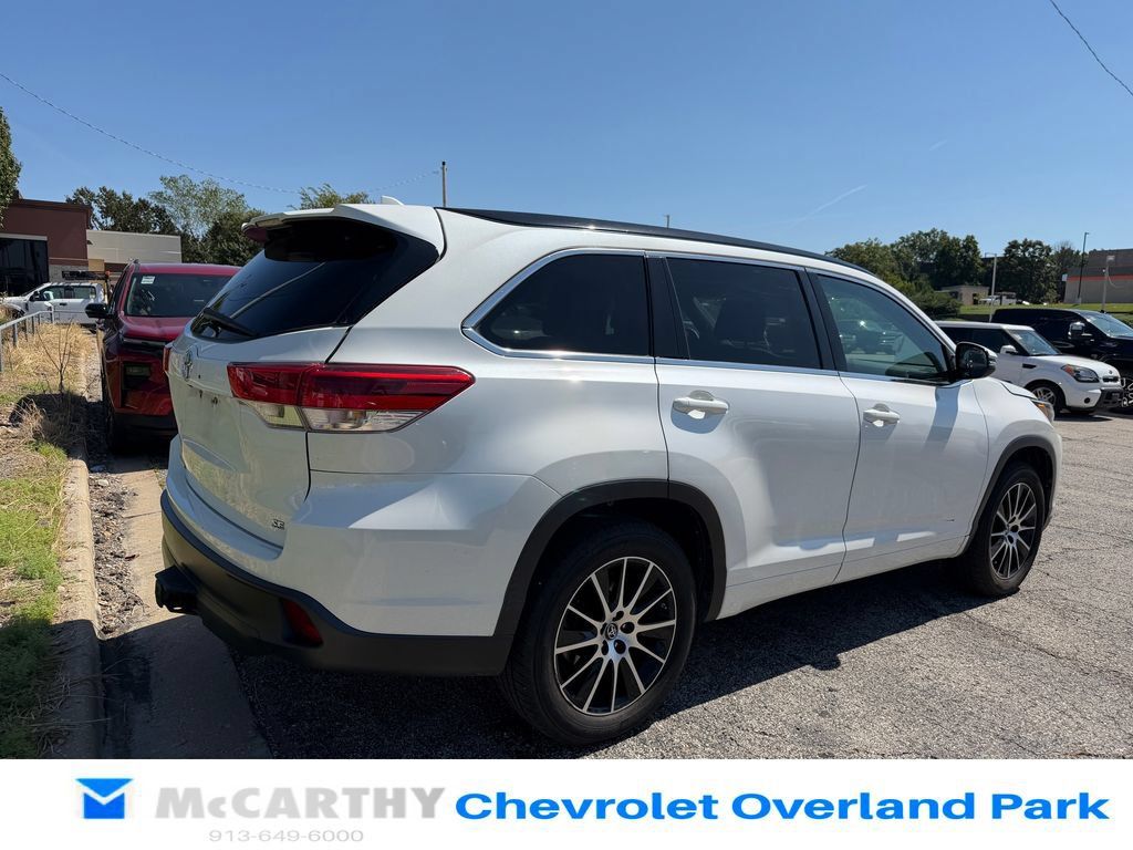 Used 2017 Toyota Highlander SE FWD image 3