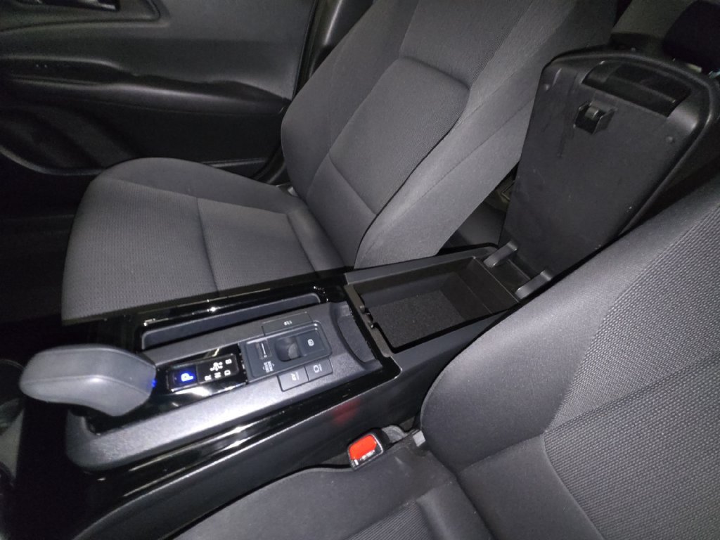 Used 2025 Toyota Prius LE FWD image 33
