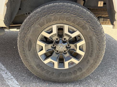 Used 2016 Toyota Tacoma TRD Sport w/ Towing Package AWD/4WD image 13