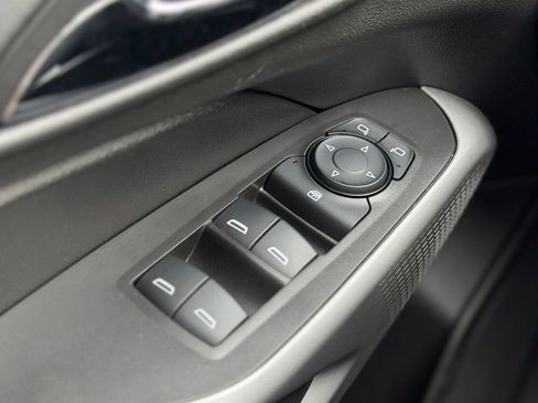 Used 2025 Chevrolet Trax RS w/ Sunroof Package FWD image 14