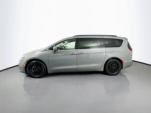 Used 2022 Chrysler Pacifica Touring-L FWD image 4