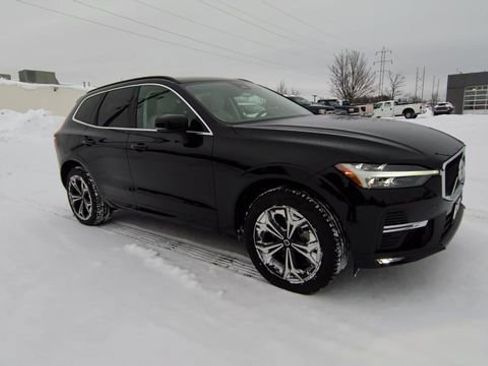 Used 2022 Volvo XC60 B5 Momentum w/ Climate Package image 2