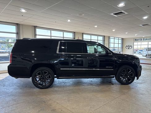 Used 2019 GMC Yukon XL Denali w/ Denali Ultimate Package AWD/4WD image 3