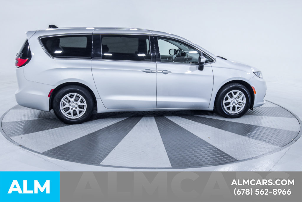Used 2023 Chrysler Pacifica Touring-L FWD image 11