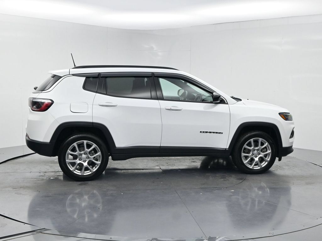 Used 2024 Jeep Compass Latitude AWD/4WD image 4