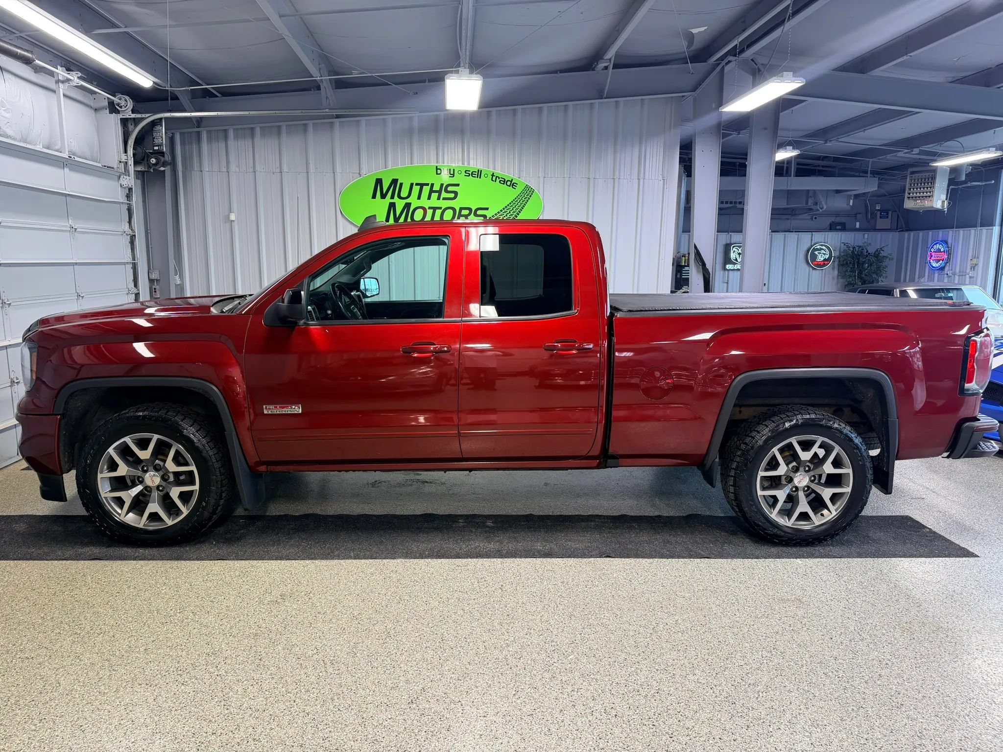 Used 2017 GMC Sierra 1500 SLT w/ All-Terrain Package AWD/4WD image 7