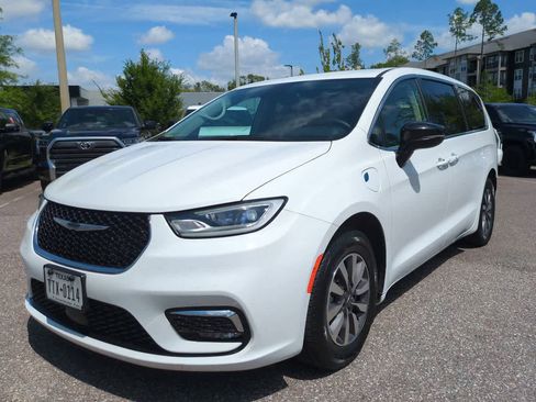 Used 2024 Chrysler Pacifica Limited FWD image 2