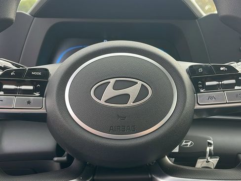 Used 2026 Hyundai Elantra SE FWD image 23