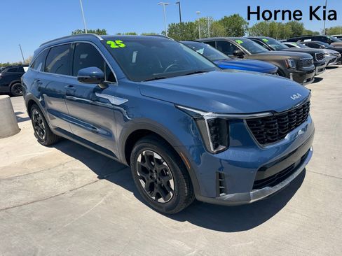 Certified 2025 Kia Sorento S w/ Panoramic Sunroof Package FWD image 5