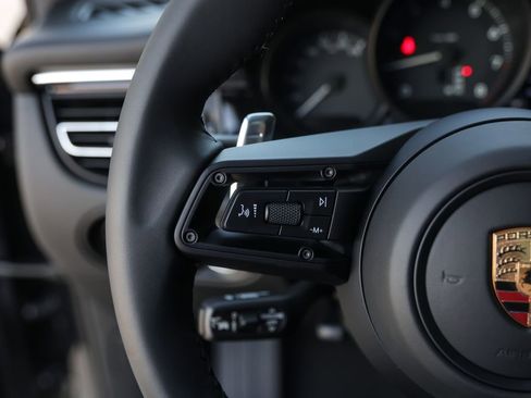 Certified 2025 Porsche Macan image 20