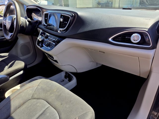 Used 2017 Chrysler Pacifica Touring FWD image 18