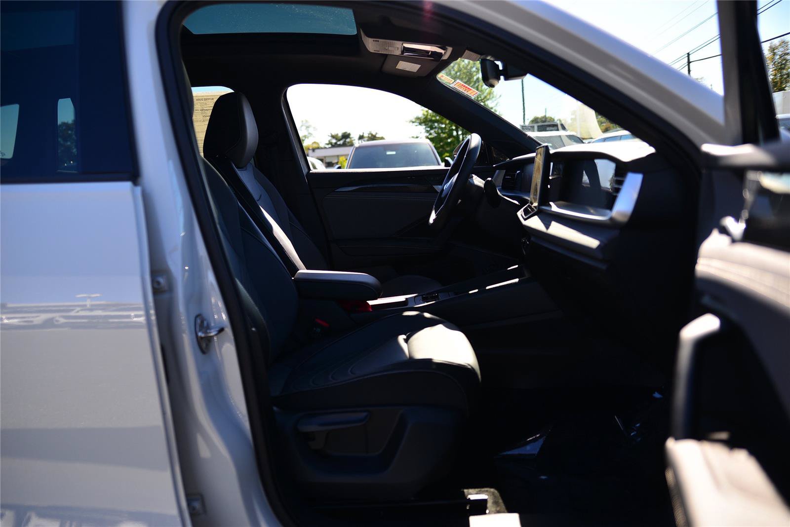 Certified 2025 Volkswagen Tiguan SE R-Line AWD/4WD image 15