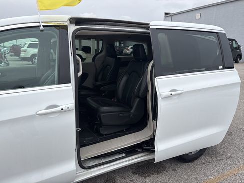 Used 2022 Chrysler Pacifica Touring-L image 29