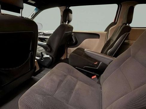 Used 2016 Dodge Grand Caravan SE image 23