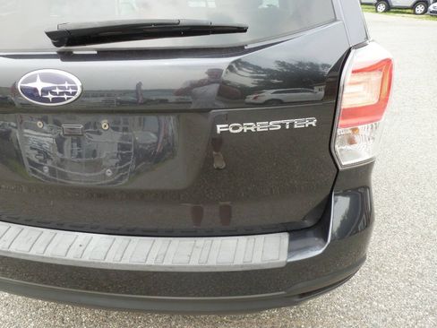 Used 2018 Subaru Forester 2.5i Premium w/ All-Weather Package AWD/4WD image 10