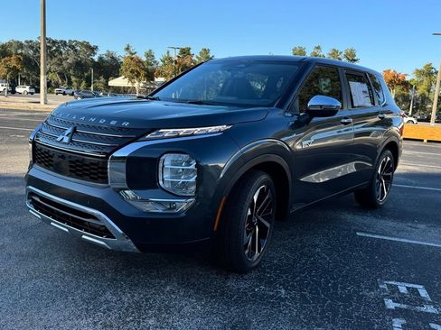 New 2025 Mitsubishi Outlander SE image 3