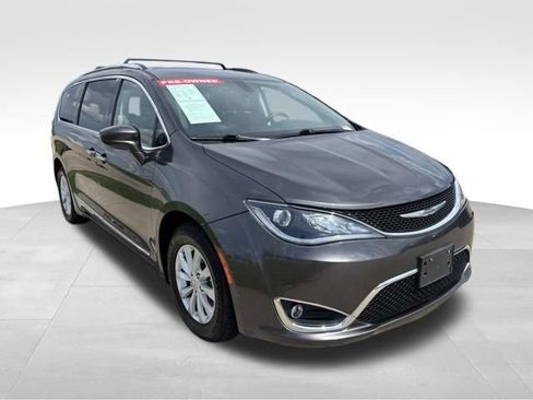 Used 2018 Chrysler Pacifica Touring-L FWD image 5