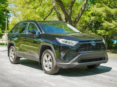 Used 2021 Toyota RAV4 XLE Premium AWD/4WD image 3