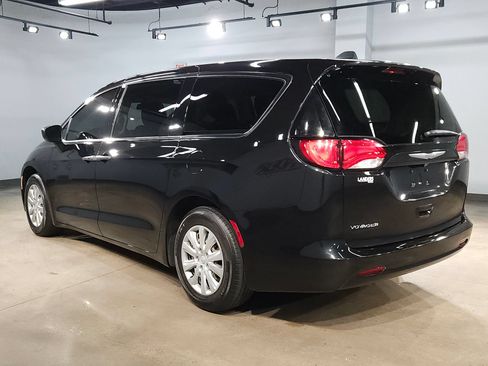 Used 2021 Chrysler Voyager L FWD image 5