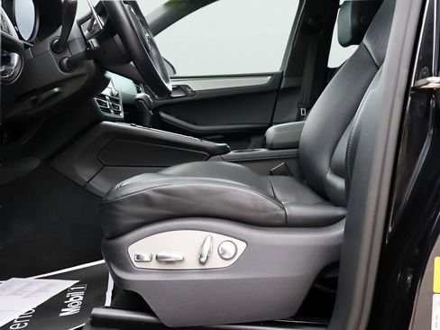 Certified 2024 Porsche Macan w/ Premium Plus Package AWD/4WD image 35