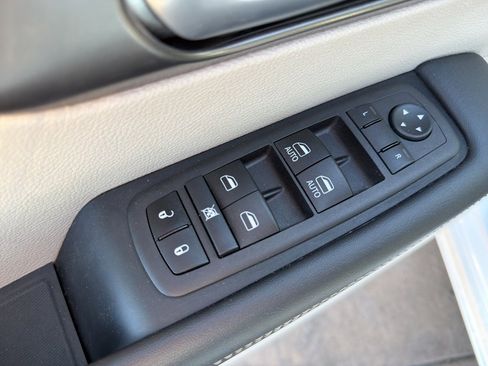 Used 2024 Chrysler Pacifica Touring-L image 12