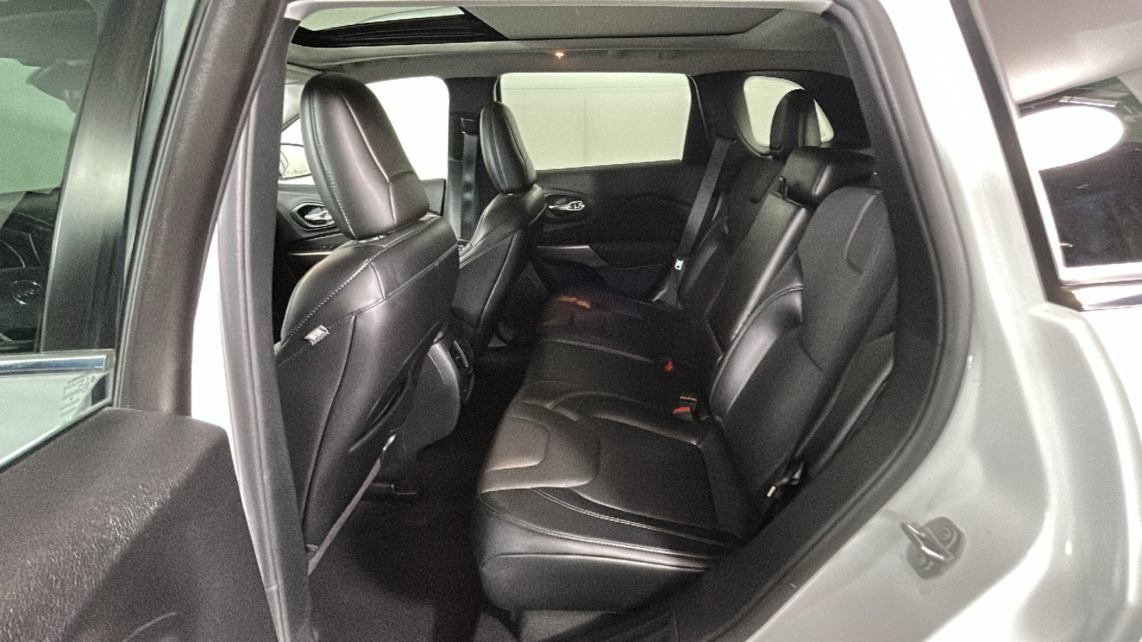 Used 2021 Jeep Cherokee Latitude Lux w/ Sun & Sound Group AWD/4WD image 32