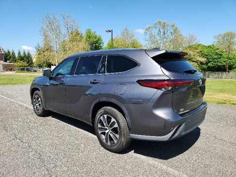 Used 2021 Toyota Highlander XLE FWD image 5