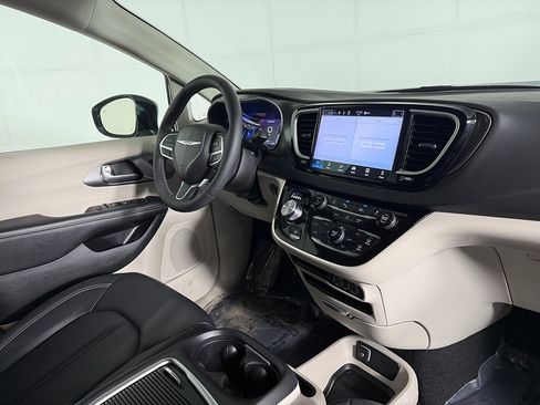 Used 2024 Chrysler Pacifica Touring-L image 22