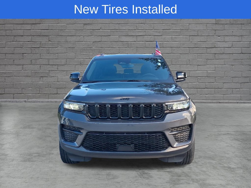Used 2024 Jeep Grand Cherokee Altitude RWD image 2
