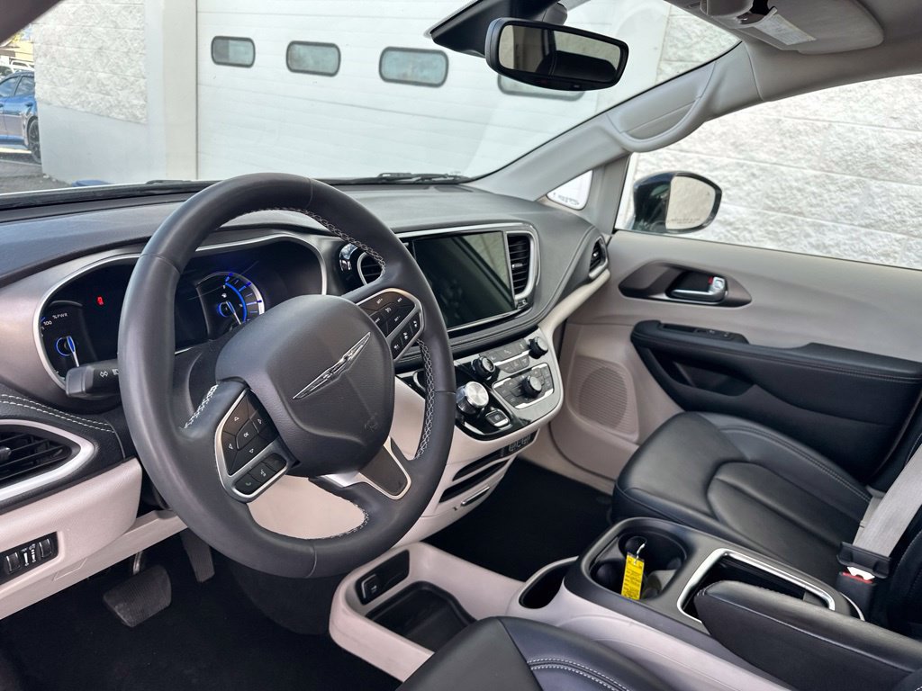 Used 2024 Chrysler Pacifica Limited FWD image 8