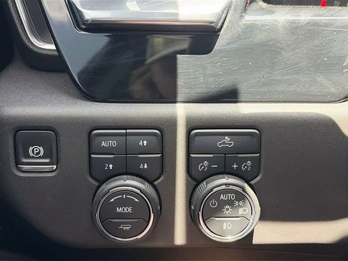 Used 2025 Chevrolet Silverado 1500 LT Trail Boss w/ Convenience Package II AWD/4WD image 22