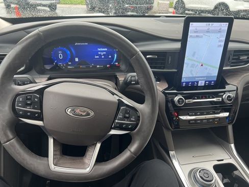 Used 2023 Ford Explorer Platinum w/ Technology Package AWD/4WD image 14