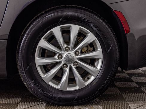 Used 2018 Chrysler Pacifica Touring-L image 51