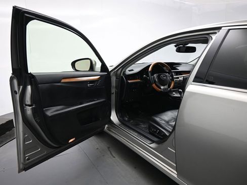 Used 2015 Lexus ES 300h w/ Navigation System Package image 7