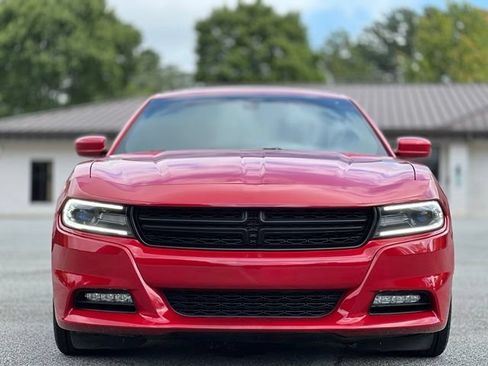 Used 2015 Dodge Charger SXT RWD image 2