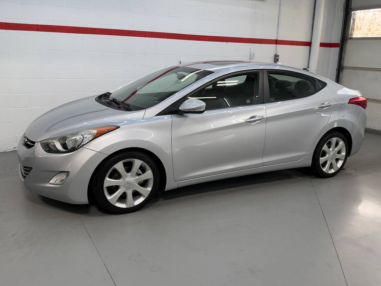 Used 2011 Hyundai Elantra Limited FWD image 2