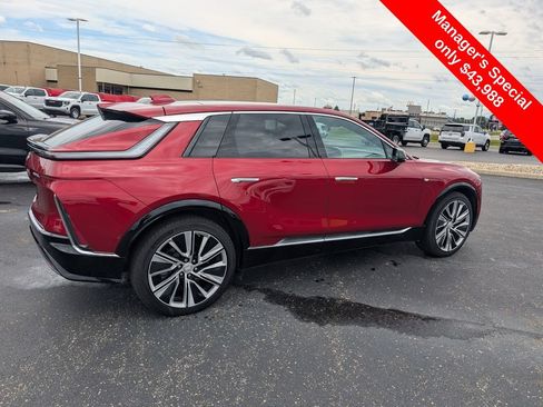 Used 2025 Cadillac Lyriq Luxury w/ LPO, Floor Liner Package AWD/4WD image 9