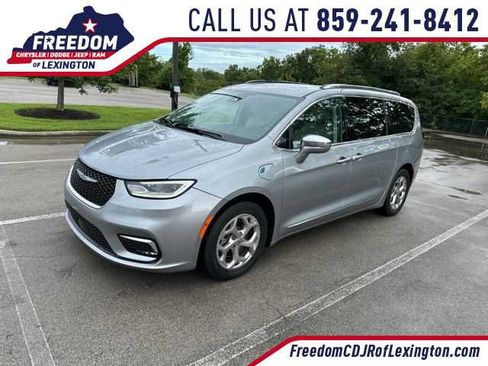 Used 2021 Chrysler Pacifica Limited FWD image 1