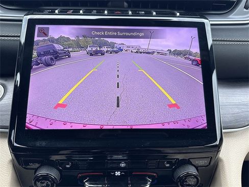 Certified 2024 Jeep Grand Cherokee Limited image 3